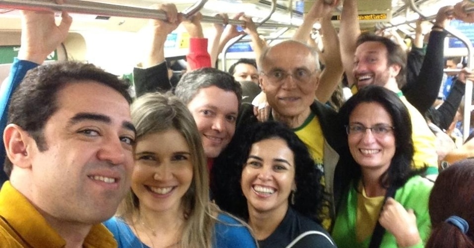 12.jun.2014  -Senador Eduardo Suplicy vai de metrô para Arena Corinthians em Itaquera, em São Paulo