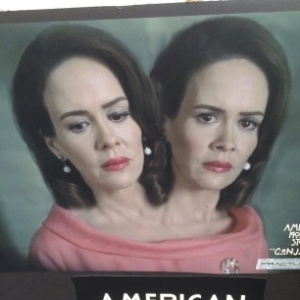 As personagens Betty e Dot da atriz Sarah Paulson de "American Horror Story"