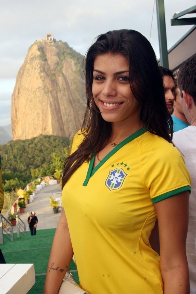 12.jun.2014- Ex-BBB Fran curte jogo de abertura da Copa no Morro da Urca, um dos cartões-postais do Rio de Janeiro