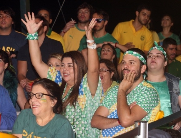 12.jun.2014- Fabiana Karla assiste ao jogo do Brasil contra a Croácia ao lado do marido, Bruno
