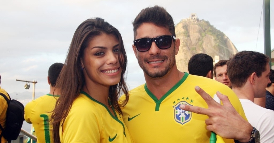 12.jun.2014- Franciele e Diego comemoram o Dia dos Namorados em festa no Morro da Urca, no Rio de Janeiro, no primeiro jogo da Copa, Brasil x Croácia