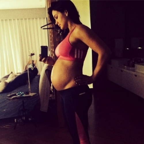 13.jun.2014 - Kyra Gracie, namorada de Malvino Salvador, mostra barriga de grávida. "Baby on the way [bebê a caminho]. Mais um kimoninho rosa na família", escreveu