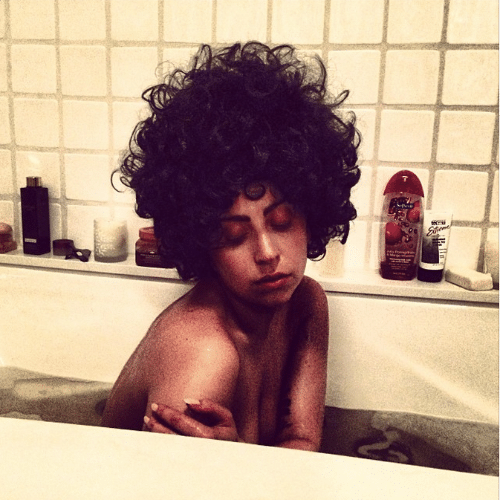 13.jun.2014 - Lady Gaga ousou e postou uma foto, no Instagram, nua tomando banho