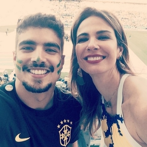 13.jun.2014 - Luciana Gimenez curtiu a partida de estreia do Brasil na Copa com o ator Caio Castro. No Itaquerão, a apresentadora registrou um selfie com o galã