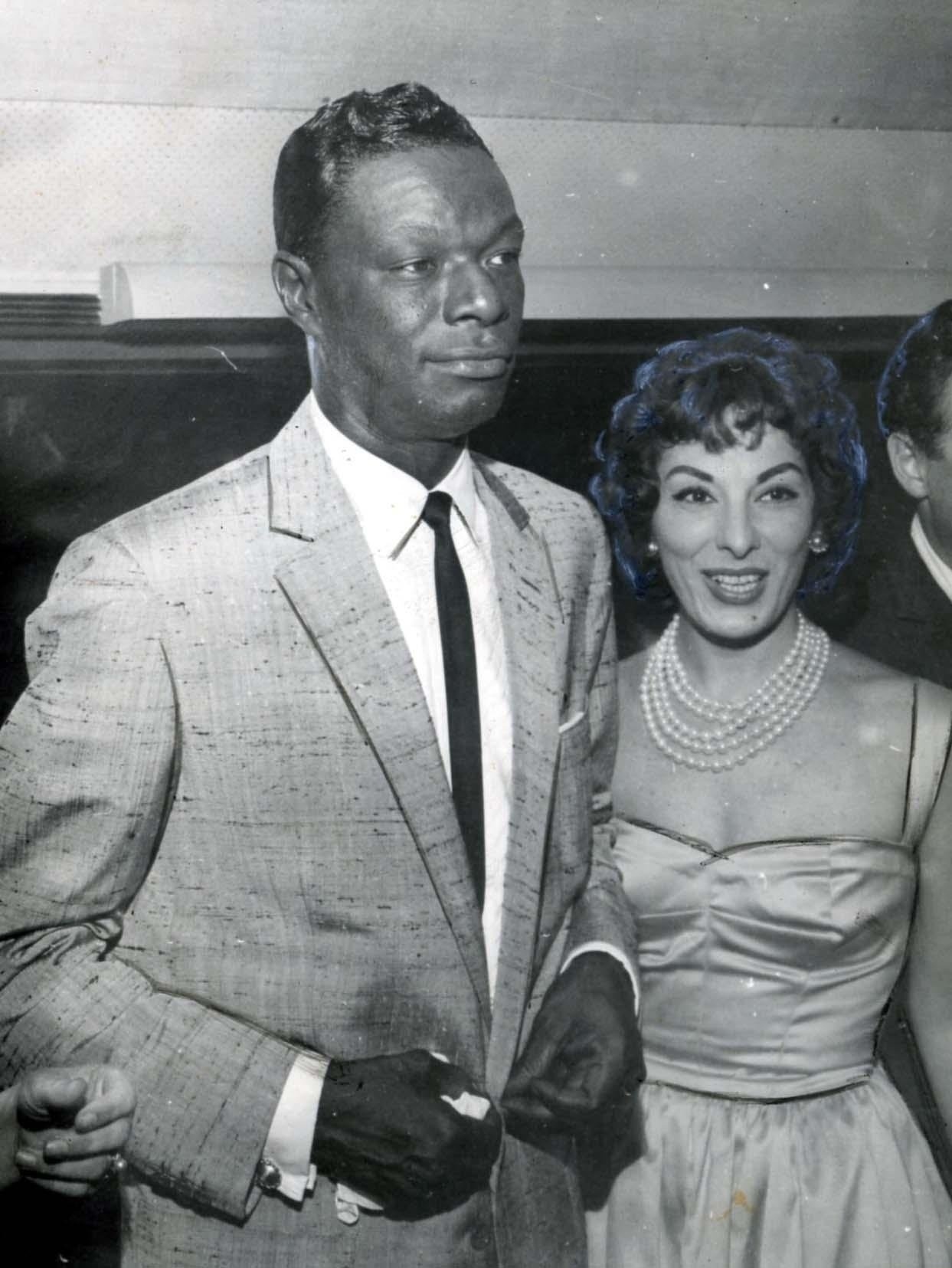 A cantora Marlene com o músico norte-americano Nat King Cole em São Paulo em 1959 - Acervo UH/Folhapress