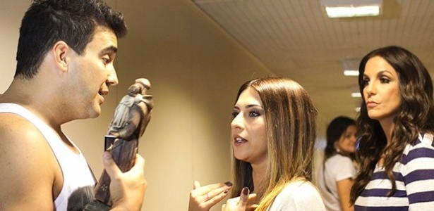 Ivete Sangalo observa a brincadeira de André Marques com a atriz Fernanda Paes Leme