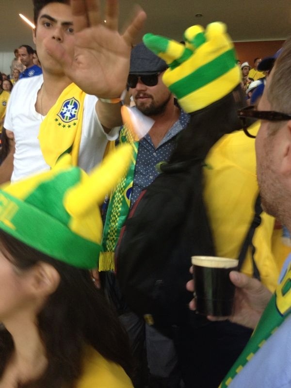 Leonardo DiCaprio foi flagrado em um camarote no Itaquerão, durante a partida de estreia do Brasil na Copa contra a Croácia. O ator, que usou um cachecol  com a cores da Seleção, tentou se disfarçar ao usar óculos escuros e boina para assistir ao jogo