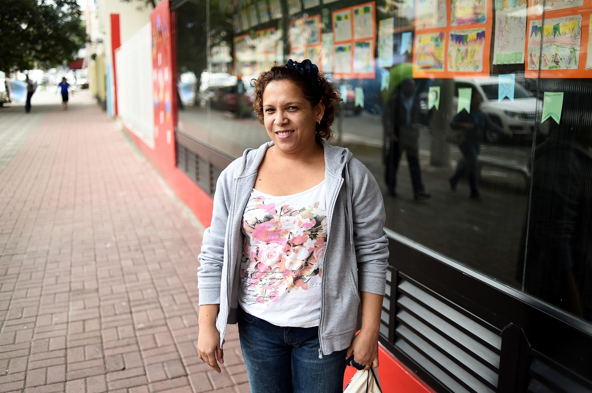 "Não concordo que tem que bater para educar. Eu nunca precisei bater nos meus filhos. A palavra é suficiente e, quando preciso, coloco de castigo, deixo minha filha pensando cinco minutos e tiro o brinquedo que ela mais gosta. Bater não vai educar e quando ela for adulta ainda vai ficar com raiva de mim. Sou a favor da Lei da Palmada, as crianças têm direito", diz Maria Inês de Souza Teixeira, 39 anos, mãe de Romário, 21 anos, e Gabriela Vitória, de cinco anos - Reinaldo Canato/UOL