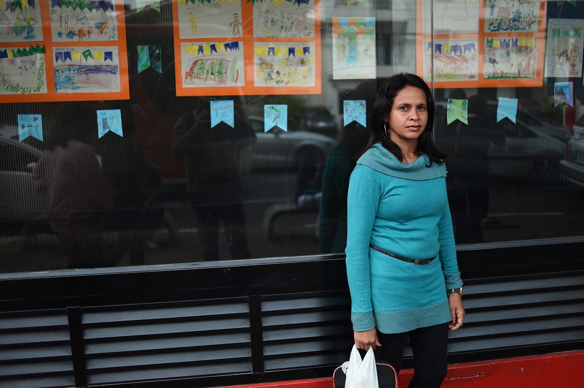 "Acho que tem que educar conversando, não tem que bater para educar. Dá uma palmadinha não tem problema, mas eu prefiro conversar. Meu filho é quietinho, me obedece sempre, nunca precisei bater. Sou a favor da Lei da Palmada", diz Maria do Perpétuo Socorro, 37 anos, mãe de Paulo Henrique, de seis anos - Reinaldo Canato/UOL