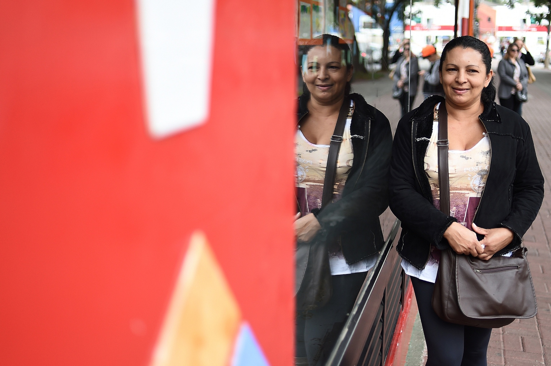 "Nunca dei um tapa na minha filha. Quando ela faz coisa errada, eu tira alguma coisa dela, como o computador, por exemplo. Não acho certo o castigo físico para a educar, tem que conversar com a criança. Por isso, concordo com a Lei da Palmada", diz Rosineide Pereira da Silva, 45 anos, mãe de Neive Manoela, 6 anos - Reinaldo Canato/UOL