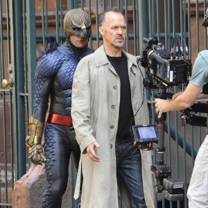 Personagem de Michael Keaton é "assombrado" pelo herói Homem-Pássaro nas filmagens de "Birdman", de Alejandro González Iñárritu - Divulgação