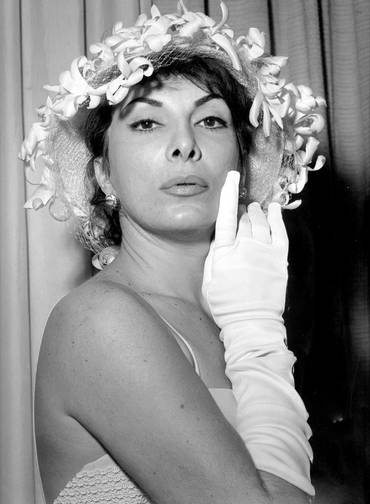 Por volta de 1940, já cantava na Rádio Tupi. Quando foi descoberta pela mãe, resolveu se mudar para o Rio de Janeiro, vencendo em 1949 o concurso Rainha do Rádio - Reprodução