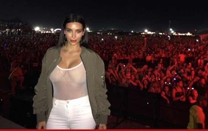14.jun.2014 - Kim Kardashian posou para foto com blusa super transparente durante show do marido Kanye West, no Bonnaroo Music & Arts Festival, na noite desta sexta