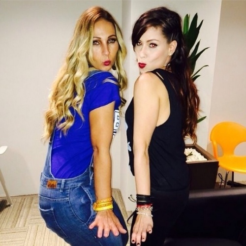 14.jun.2014 - Valesca Popozuda e a cantora Pitty posam de "beijinho no ombro" para foto, postada no Instagram de Valesca. "Beijinho no ombro com @pittyleone #altashoras", disse a funkeira.