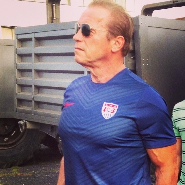 16.jun.2014 - Arnold Schwarzenegger vestiu a camisa dos Estados Unidos na torcida pela estreia do país na Copa do Mundo, em jogo contra Gana. "Vamos lá", escreveu o ator na legenda de sua foto no Facebook