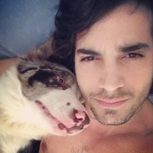 16.jun.2014 - Fiuk compartilhou uma foto selfie que tirou com seu border collie no Instagram. O filho de Fábio Jr aparece deitado com seu mascote ao lado