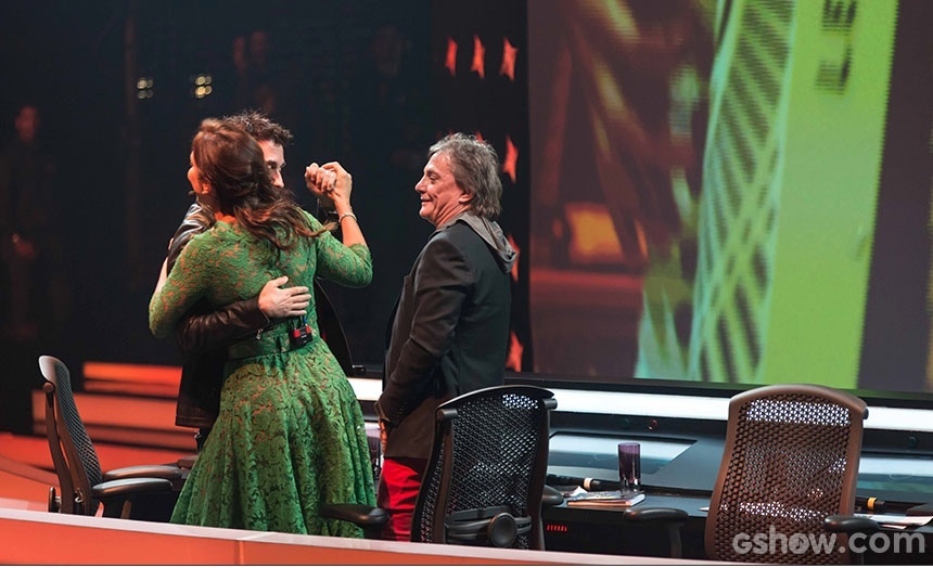 16.jun2014 - Ivete e Dinho dançam juntos durante a apresentação de Luan e Forró Estilizado
