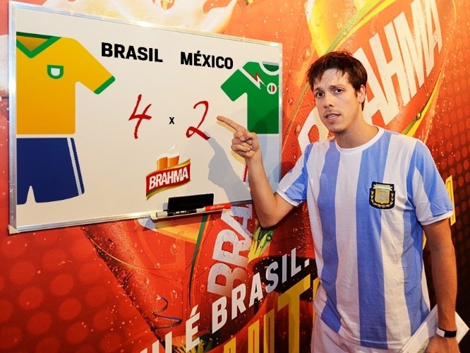 15.jun.2014 - Fábio Porchat aposta em um placar de 4 a 2 no jogo Brasil x México, que acontece nesta terça-feira. O humorista deu seu palpite durante o jogo da Argentina contra a Bósnia no estádio do Maracanã, no Rio de Janeiro