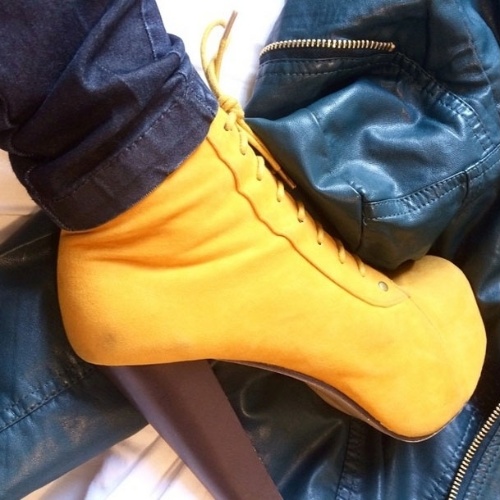 17.jun.2014 - A ex-BBB Clara mostra a sua bota amarela e diz que assistirá a partida desta terça-feira no Morumbi