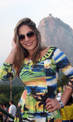 17.jun.2014 - Ex-BBB Anamara acompanha o jogo entre Brasil e México no Morro da Urca, no Rio de Janeiro, e elege Neymar o craque dos craques