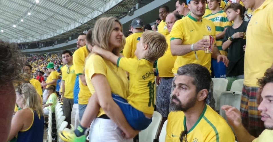 17.jun.2014 - Fernanda Lima assistiu ao jogo do Brasil contra o México na Arena Castelão, em Fortaleza, com o marido, Rodrigo Hilbert, e os filhos