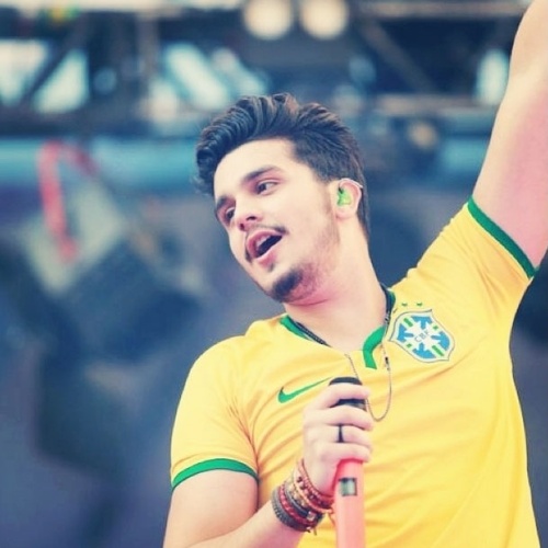 17.jun.2014 - Luan Santana publica foto com a camisa da Seleção Brasileira. "E vamo nooois de novo! Vai com tudo #BRASIIIL!", escreveu