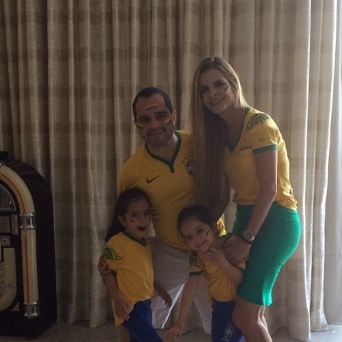 17.jun.2014 - Luciano Camargo com a mulher Flávia e as filhas preparadas com a camisa do Brasil para torcer pela Seleção. "Pra cima deles Brasil!!!!!", disse o sertanejo no Instagram