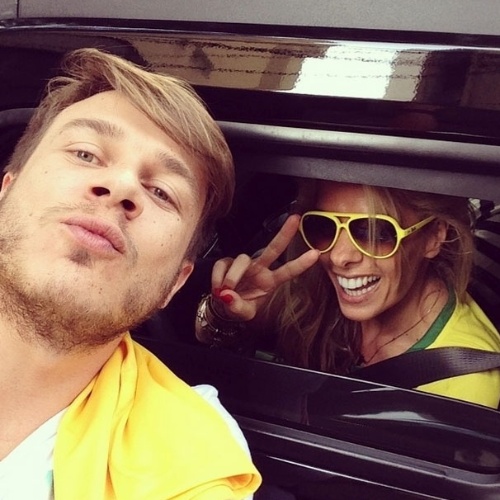 17,jun.2014 - Thiago Fortes faz selfie com Adriane Galisteu. Olha quem eu encontrei no trânsito animada real pro jogo!! ", escreveu