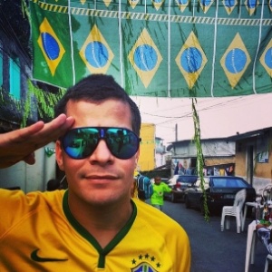  Thiago postou uma foto no Morro do Vidigal, no dia do empate com o México e escreveu: "Avante Brasil!"