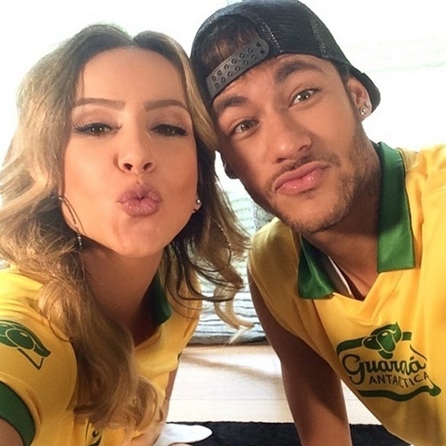 17.mar.2014 - Com a camisa da Seleção, Claudia Leitte e Neymar fazem biquinho em foto postada pela cantora. "Feijoada pronta", escreveu a artista ao compartilhar a imagem no Instagram