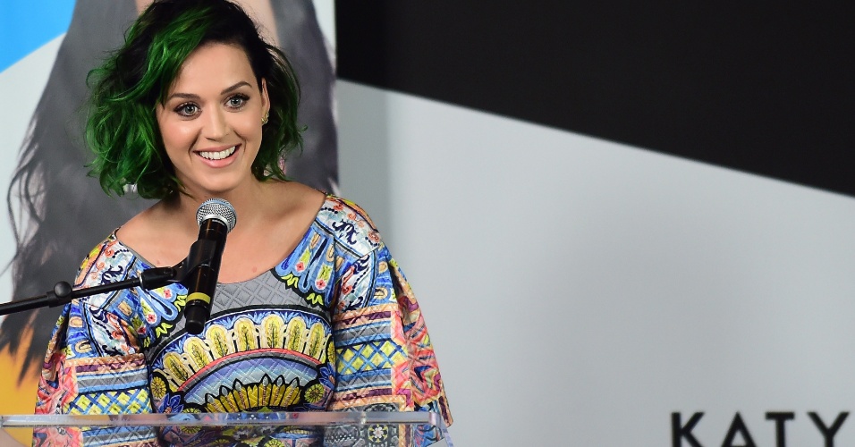 12.jun.2014 - Katy Perry discursa em Los Angeles, em evento filantrópico