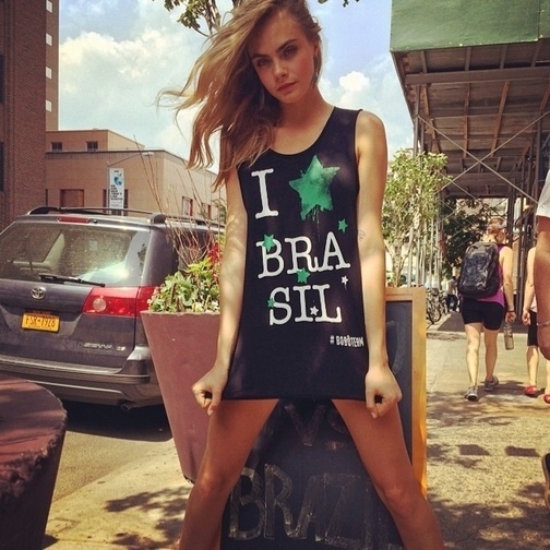 18.06.2014 - Cara Delevingne declarou seu amor pelo Brasil nesta Copa do Mundo. A modelo britânica publicou em seu Instagram foto usando uma camiseta escrito "Eu Amo o Brasil"