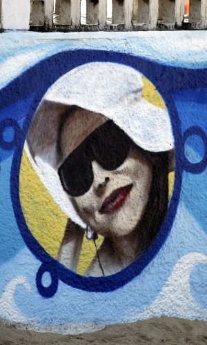 18.jun.2014 - Luana Piovani é homenageada com grafite no Posto 12 do Leblon, na zona sul do Rio