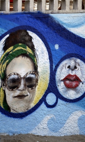18.jun.2014 - Luana Piovani é homenageada com grafite no Posto 12 do Leblon, na zona sul do Rio. As imagens ficam perto da casa da atriz