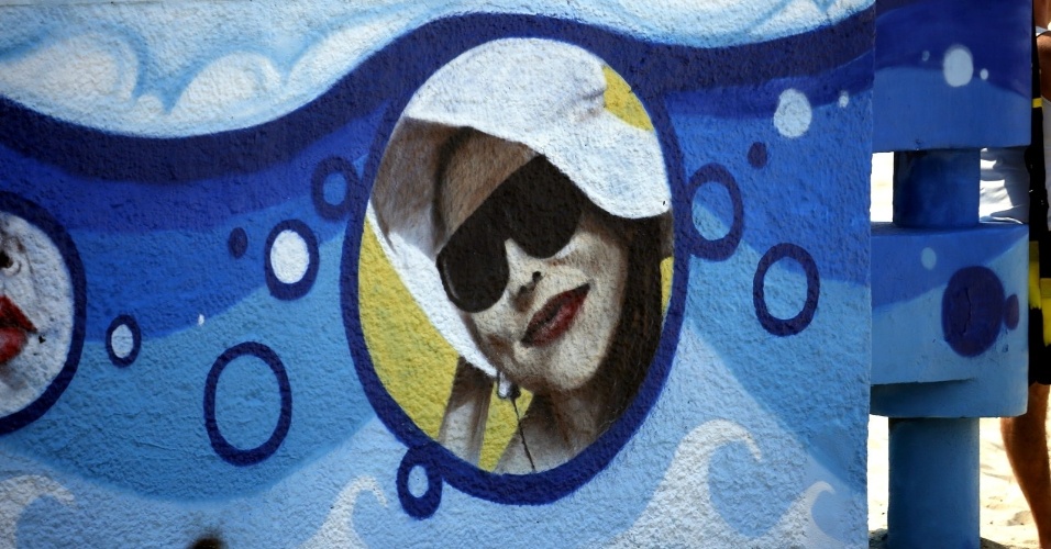 18.jun.2014 - Luana Piovani é homenageada com grafite no Posto 12 do Leblon, na zona sul do Rio. Atriz é paulistana, mas mora no bairro carioca há 20 anos