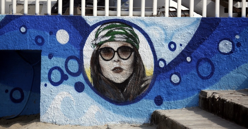 18.jun.2014 - Luana Piovani é homenageada com grafite no Posto 12 do Leblon, na zona sul do Rio. Ela costuma frequentar o local com o filho Dom e o marido Pedro Scooby