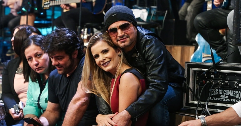18.jun.2014 - Luciano posa com a mulher, Flávia, nos bastidores da gravação do "Altas Horas"
