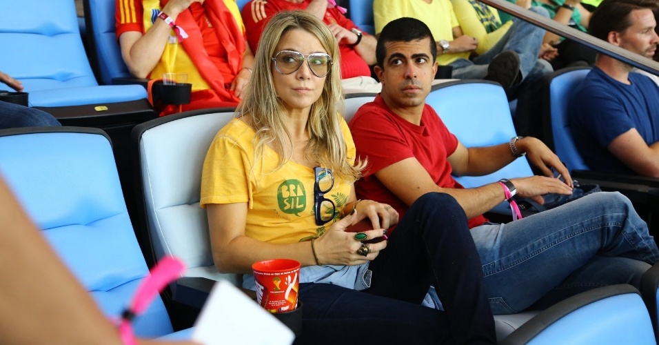 18.jun.2014 - Marcius Melhem e Christine Fernandes acompanham a partida entre Chile e Espanha no Maracanã, no Rio de Janeiro