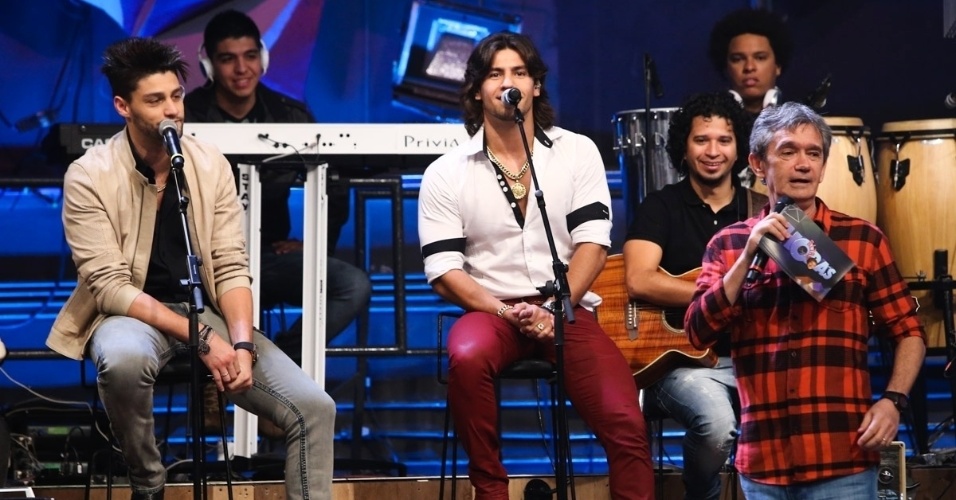 18.jun.2014 - Monhoz e Mariano também participam do "Alta Horas"