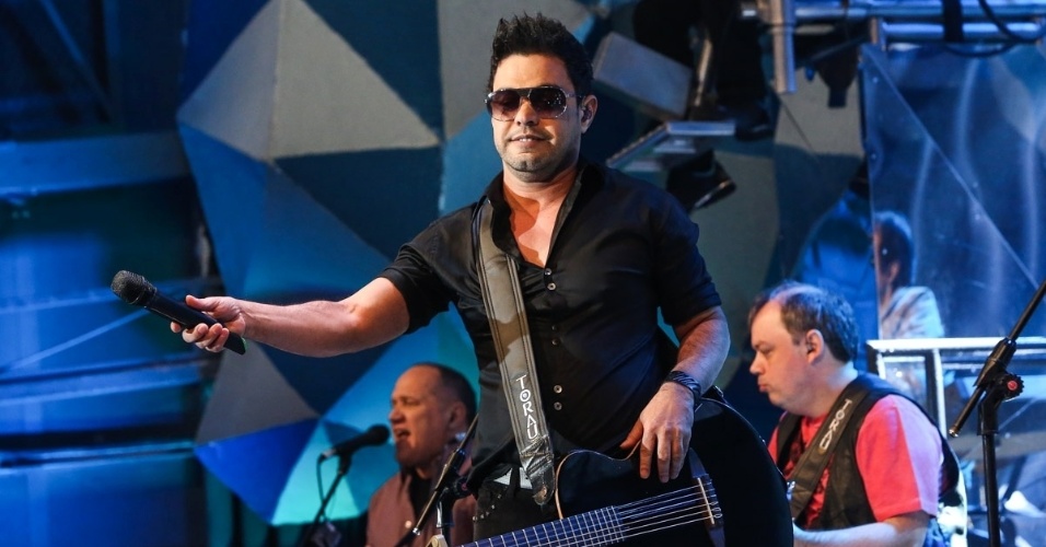 18.jun.2014 - Zezé di Camargo canta no palco do "Altas Horas"