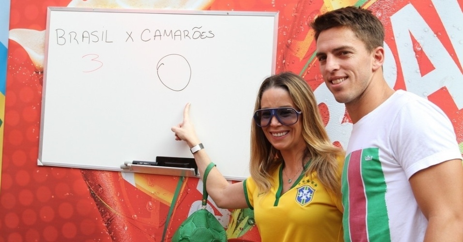 18.jun.2014- Dani Winits e Amaury Nunes apostam que o Brasil vence do Camarões por 3 a 0 no próximo jogo