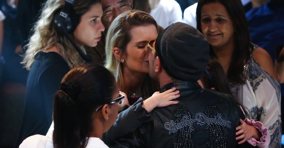 18.jun.2018 - Luciano ganha um beijo da mulher, Flávia, durante o intervlao das gravações do "Altas Horas"