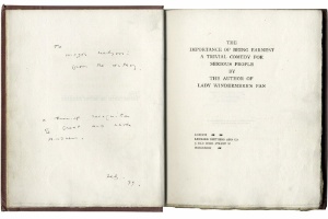 Imagem de uma edição de "A Importância de Se Chamar Ernesto" autografada por de Oscar Wilde em 1899 - EFE