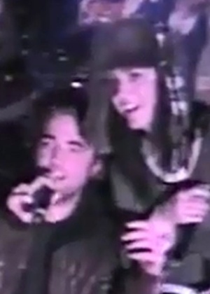 Katy Perry e Robert Pattinson foram flagrados em um karaokê juntos