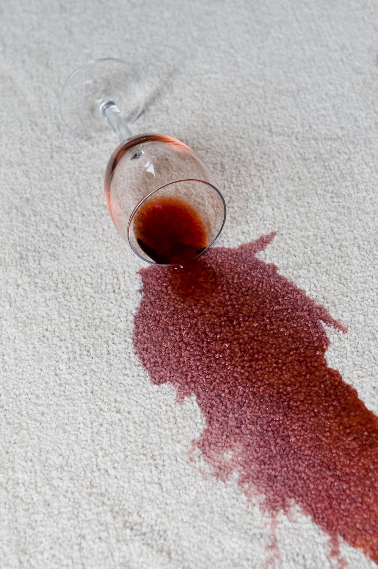 Limpeza de tapetes e carpetes - vinho tinto - Getty Images
