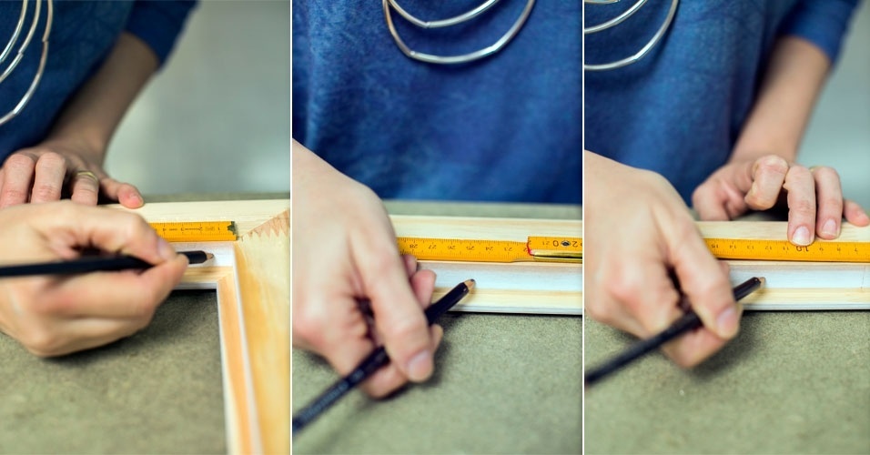 O primeiro passo para fazer o painel, é definir quantos varais ele terá e suas localizações. Para tanto, deixe 1 cm a partir do topo da moldura, em cada lateral, e marque com lápis preto. Desse ponto para baixo, meça e marque a metade do caminho. A quantidade de varais e o espaçamento entre eles dependerá do tamanho da moldura. As marcações têm de ser feitas em cada lateral. Nesse caso, a designer Camila Whitaker previu quatro cordões, com distância de 12,5 cm entre eles - Leonardo Soares/UOL