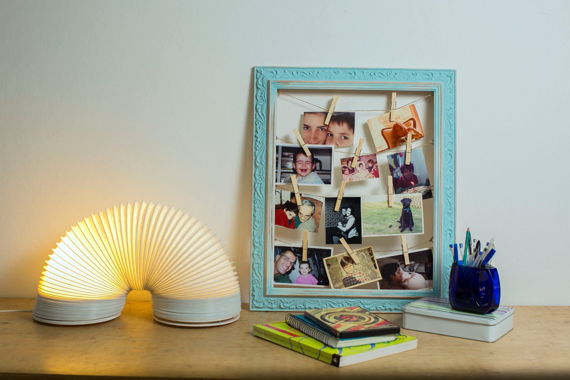 Que tal fazer um painel de fotos diferente para o quarto do seu filho adolescente usando uma moldura de quadros? A designer Camila Whitaker (www.camilawhitaker.com) mostra a seguir o passo a passo | Por Silvana Maria Rosso - Do UOL, em São Paulo | Agradecimento: Fast Frame (www.fastframe.com.br) - Leonardo Soares/UOL