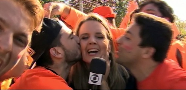 Repórter da RBS, afiliada da Globo, ganha beijo duplo de holandeses 