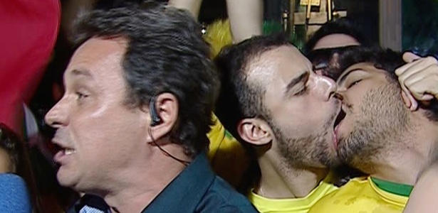 Torcedores se beijam durante entrada ao vivo de repórter da RedeTV!