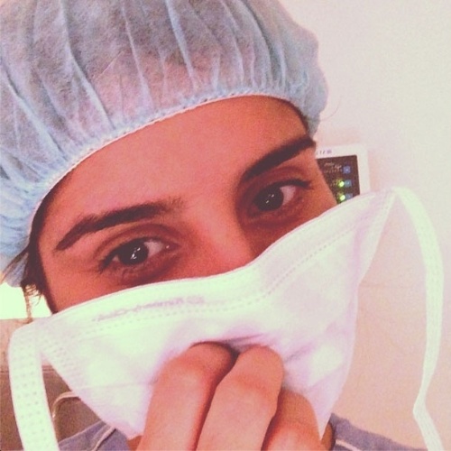 19.jun.2014 - Camila Camargo mostra foto com máscara de centro cirúrgico